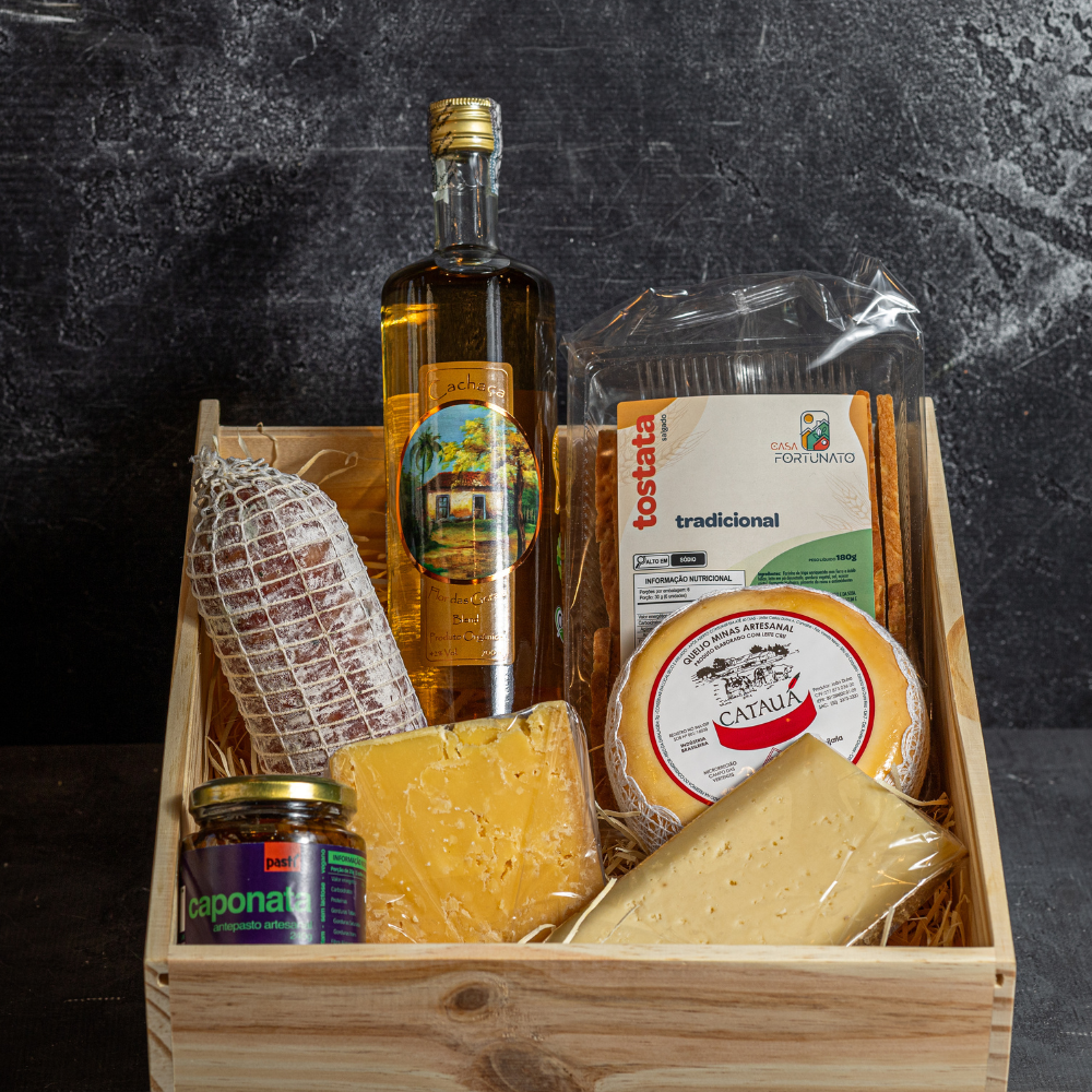 Maleta de Madeira Pinus - 3 Queijos Artesanais + Cachaça Artesanal + Charcutaria + Antepasto + Torradas